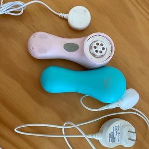 Clarisonic Mia and Mia2 cleansing tool with charger